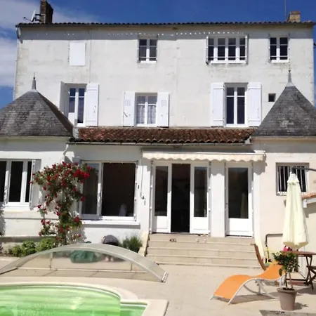 Studio In With Shared Pool Enclosed Garden And Wifi 50 Km From The Beach Apartmán *